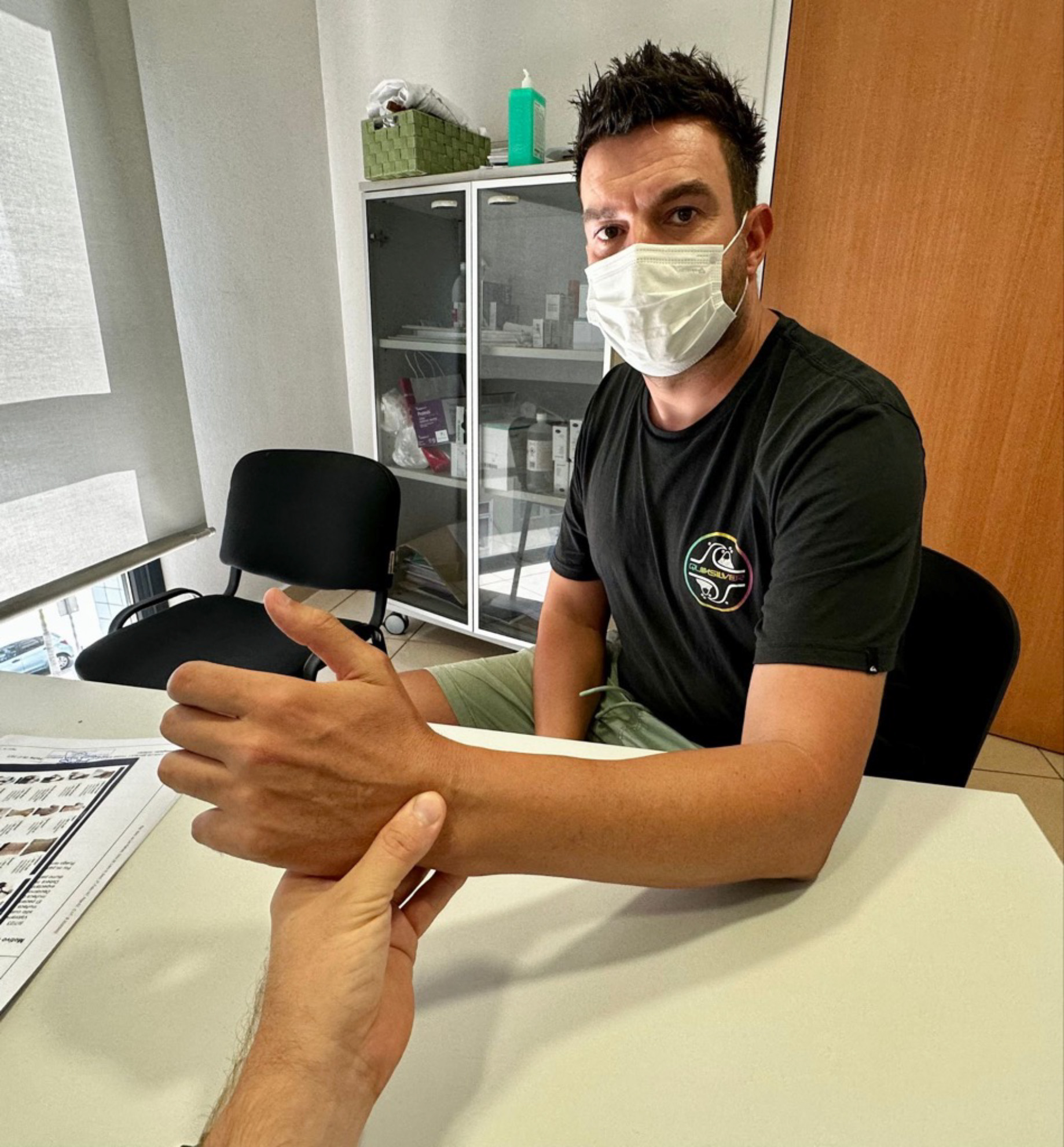 Aarón en una revisión con el Dr. Carlos Thams tras la cirugía de sus dos muñecas